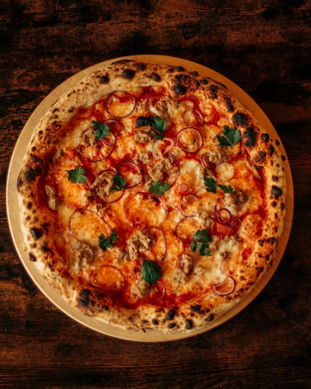 Tuna pizza with red onion and parsley