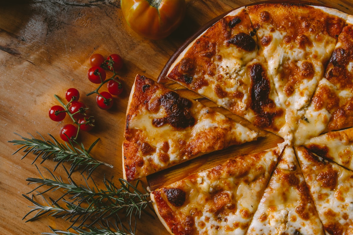 Cheese pizza with rosemary and tomatoes